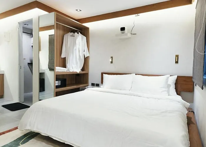 The Kin House - In Art Poblacion Apartment *