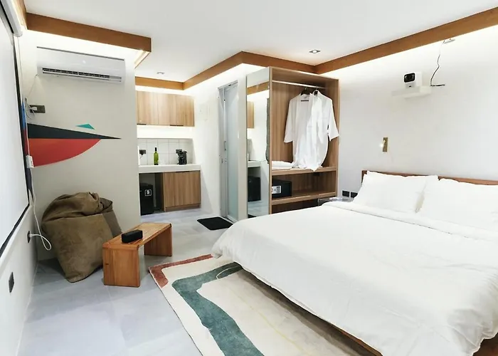 The Kin House - In Art Poblacion Apartment